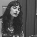 Gabriella Olivo – «Ya Sé, Ya Sé»: Lo Que Duele y Lo Que Sostiene / What Hurts and What Holds